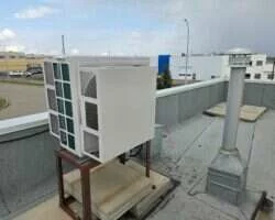 Rooftop condensing units on a commercial building